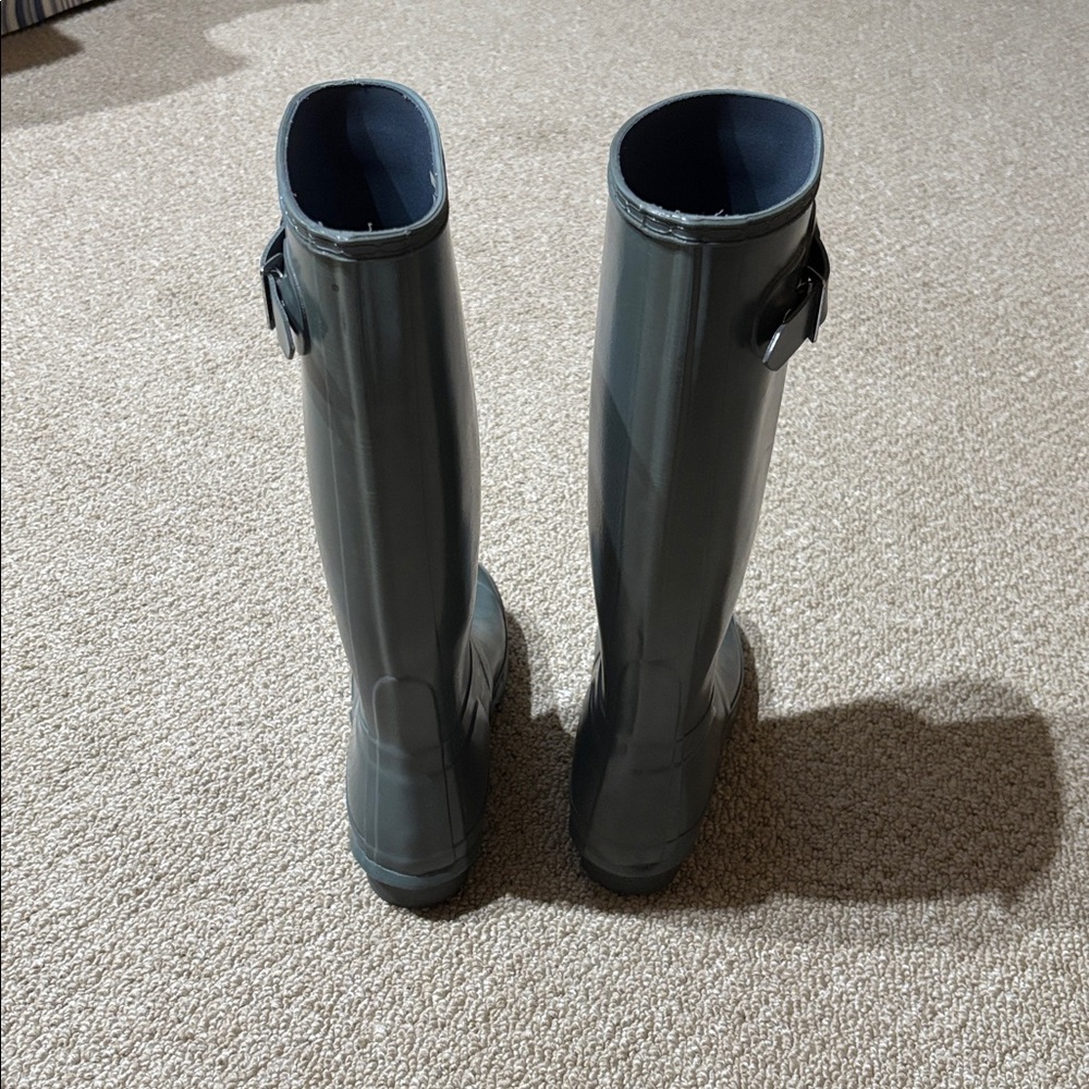 Hunter Tall Rain Boots in Glossy Grey. Size 38/7 - Picture 3 of 10